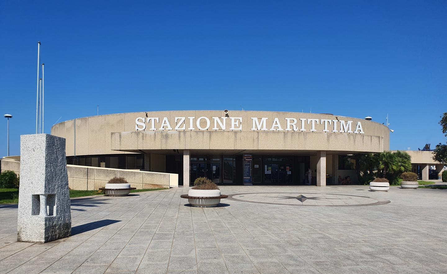 Figlia fermata all’imbarco La madre parte lo stesso 