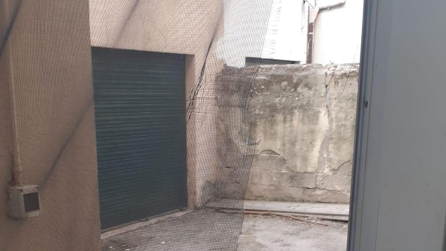 I danni provocati dai ladri alla zanzariera del locale