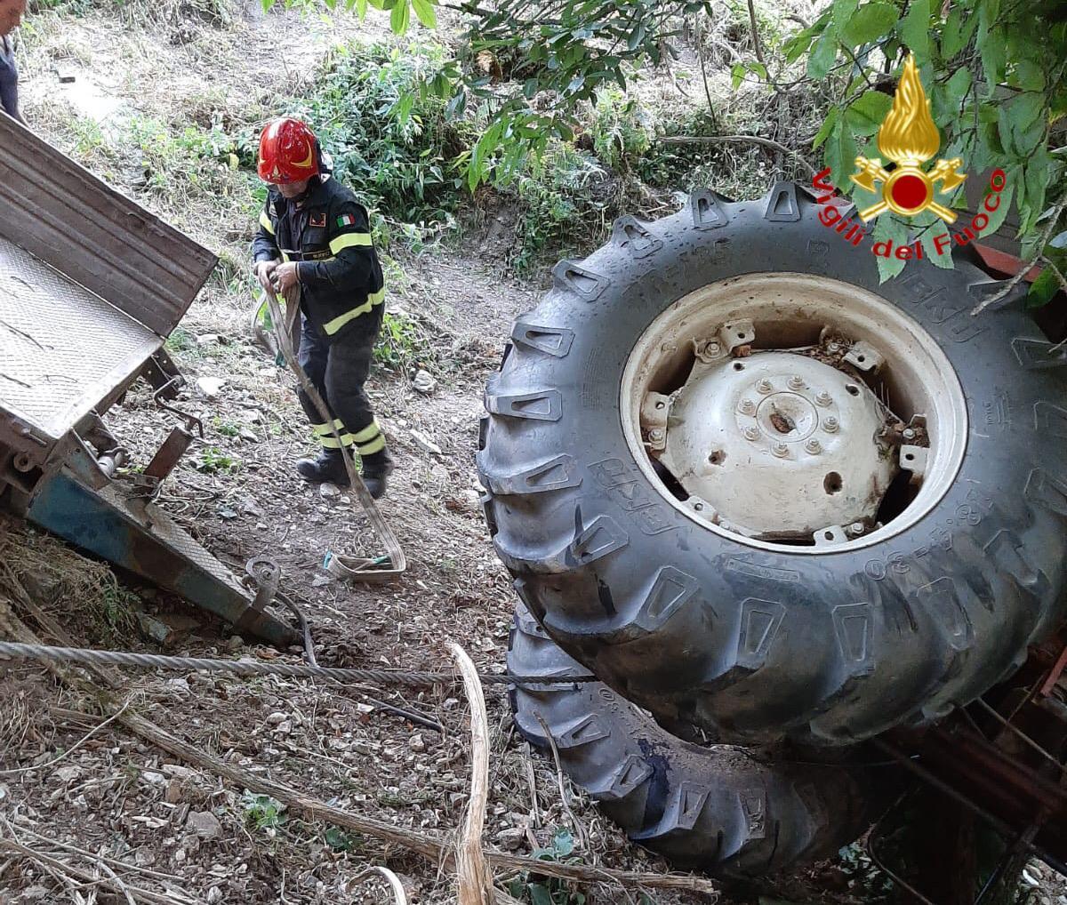 Incidente da un incubo per un agricoltore di Belvì: si ribalta col trattore e passa la notte incastrato sotto il mezzo