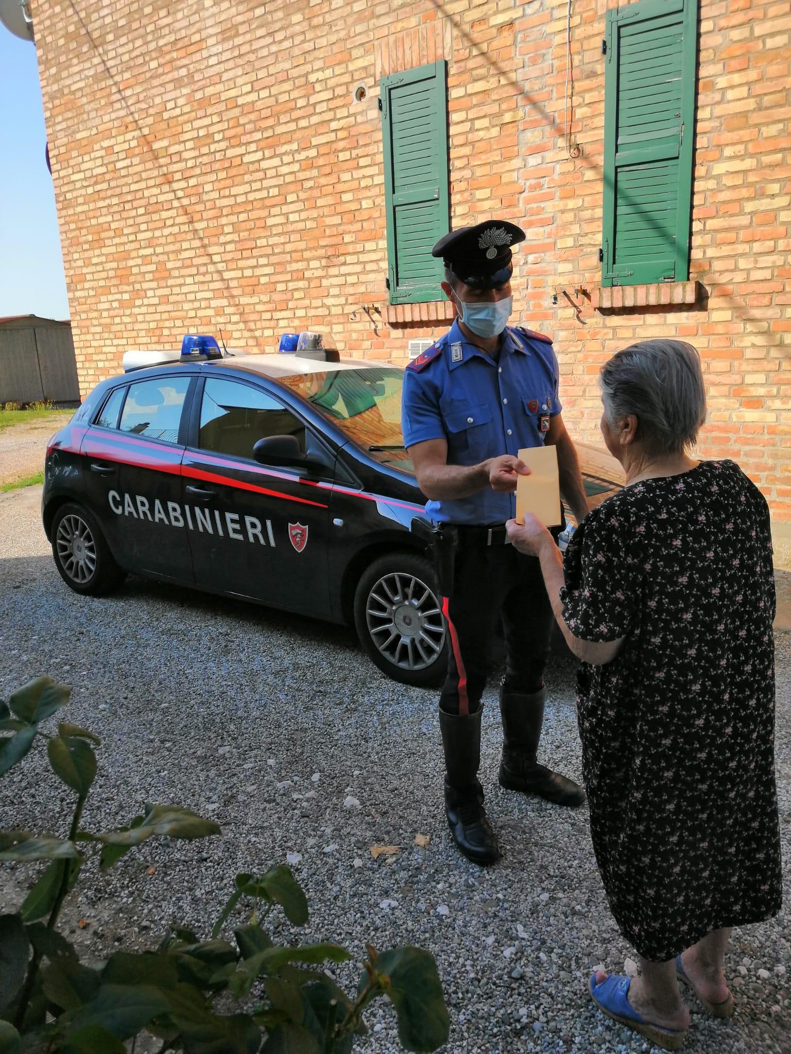I Carabinieri con la vittima della tentata truffa