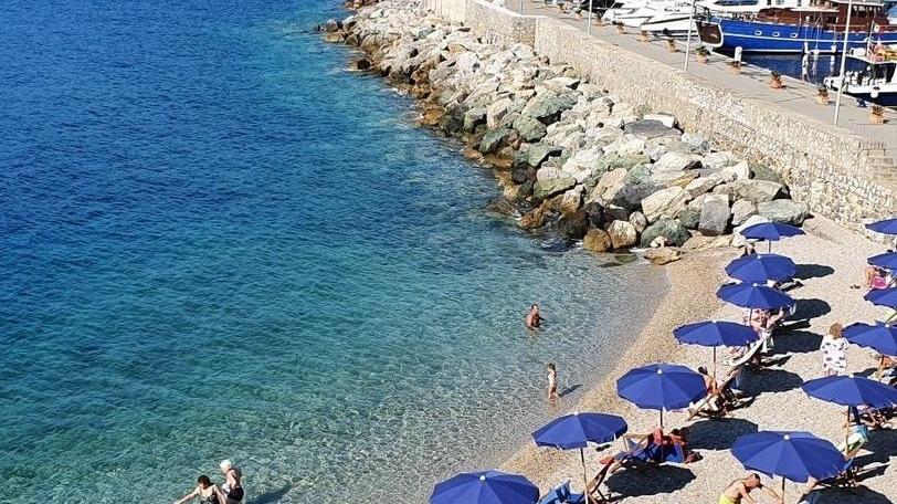 Ombrelloni e lettini gratuiti e distanziati. È aperto lo stabilimento balneare pubblico