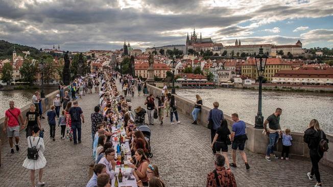 Rep. Ceca: migliaia in strada per 'festa di addio' al virus
