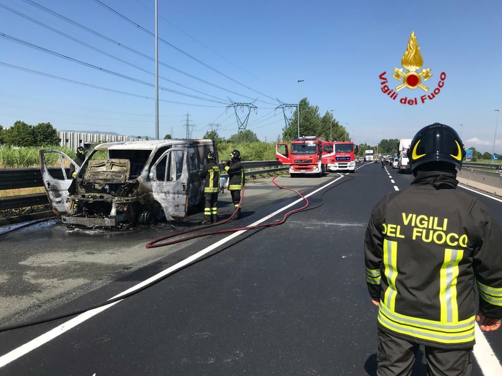 Il furgone bruciato nel viale Leonardo da Vinci poco dopo il ponte Lama