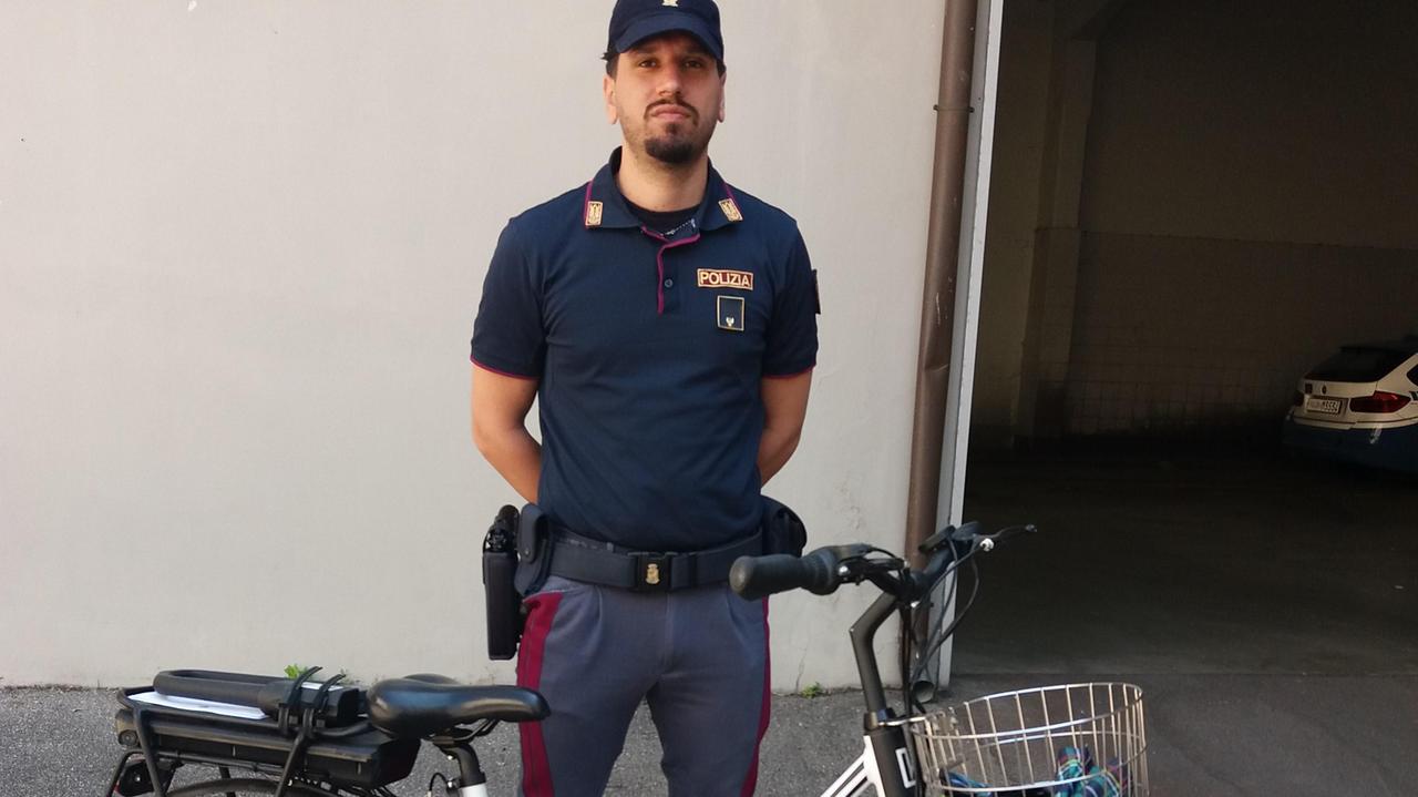Un poliziotto con una bici elettrica simile a quella rubata a Parco Prato (foto d'archivio)