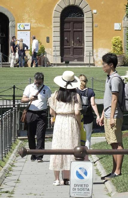 Turisti in piazza Duomo in attesa di visitare la Torre (Foto Fabio Muzzi)