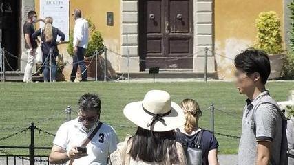 Turisti in piazza Duomo in attesa di visitare la Torre (Foto Fabio Muzzi)