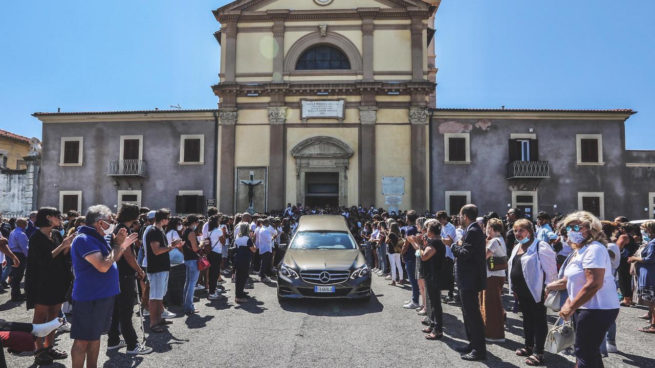 La partenza del feretro dopo il funerale (foto Marzi)