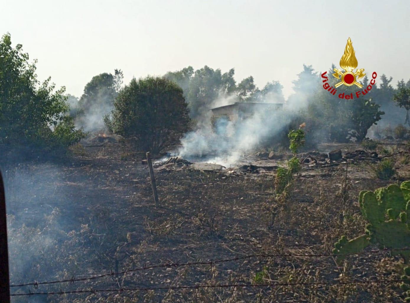 Serdiana, vasto rogo forse doloso distrugge frutteti e danneggia case rurali e impianti idrici