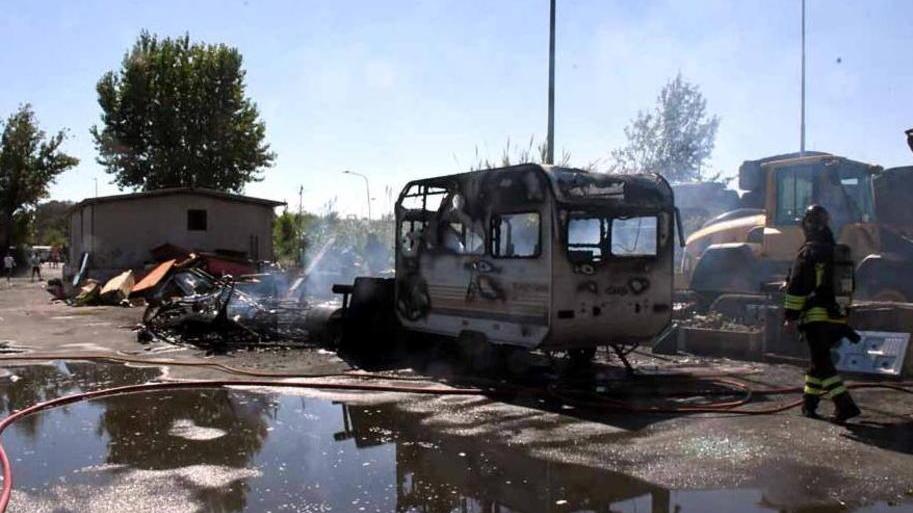 Lavello, rogo in due roulotte Cane salvato dalle fiamme