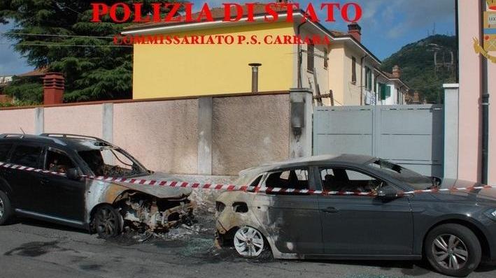 Due auto in fiamme, lite fra i proprietari