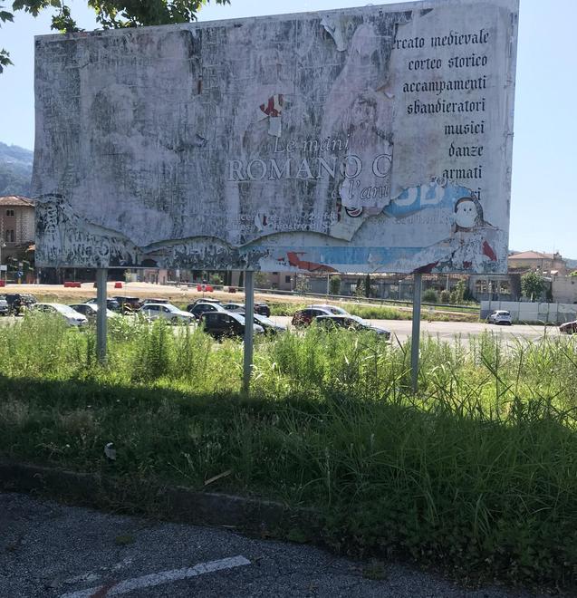 Degrado da rimuovere al parcheggio della Pesa