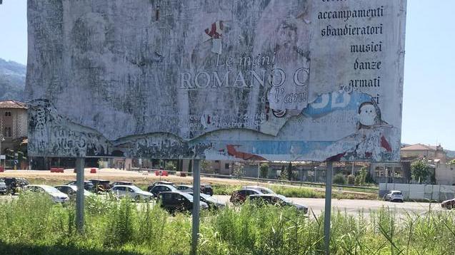 Degrado da rimuovere al parcheggio della Pesa