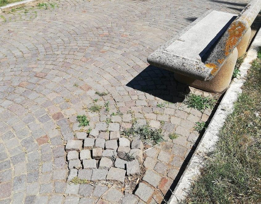 Pavimentazione tutta sconnessa Inciampa e cade sbattendo il viso 