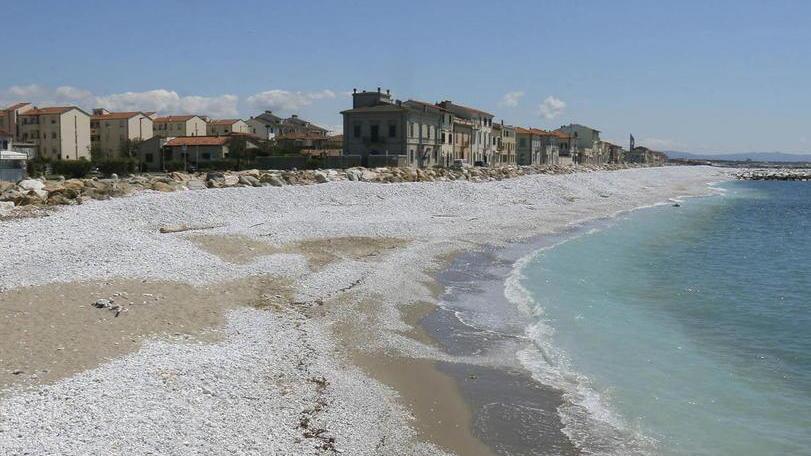 Spiagge di ghiaia ancora da sistemare «Operazioni in ritardo come sempre»
