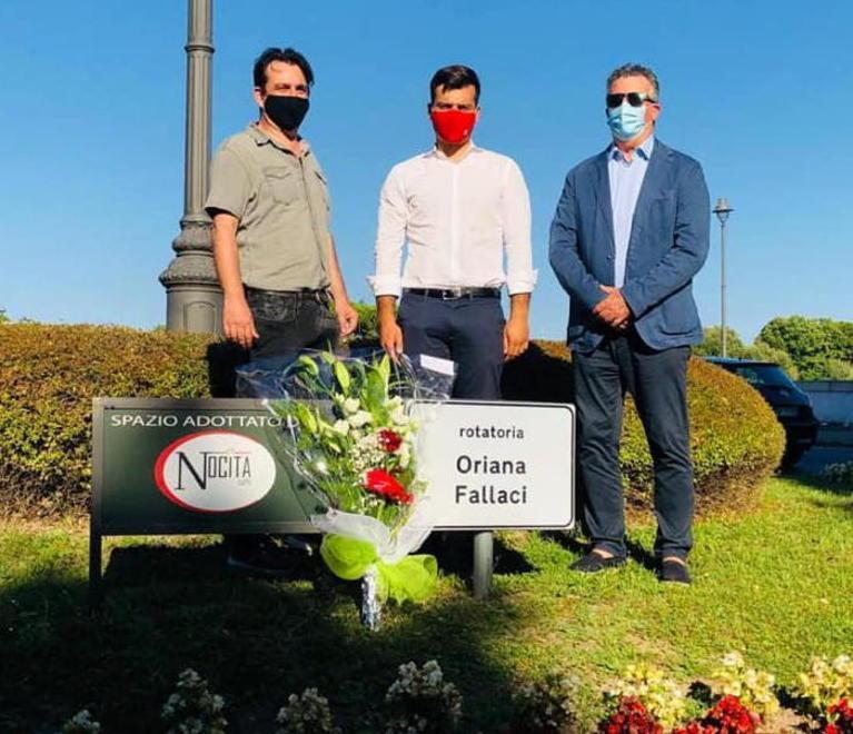 Mazzo di fiori alla rotatoria intitolata alla Fallaci