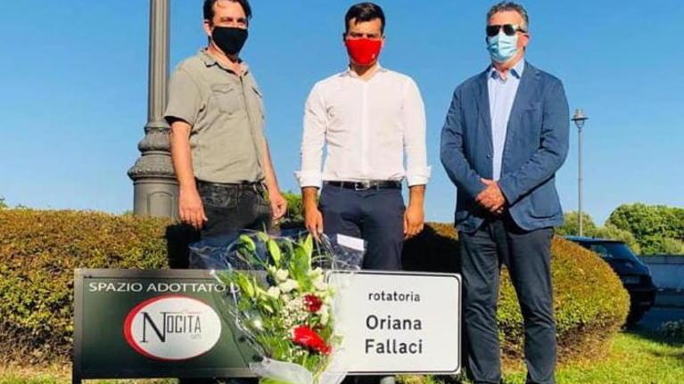 Mazzo di fiori alla rotatoria intitolata alla Fallaci
