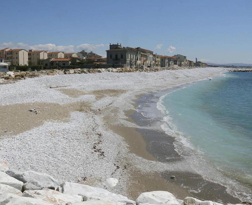 Spiagge di ghiaia ancora da sistemare «Operazioni in ritardo come sempre» 