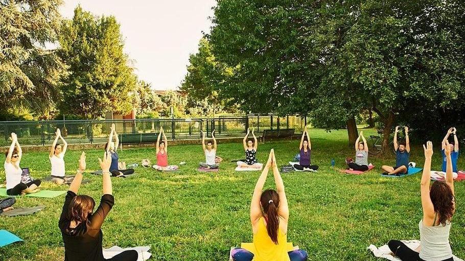 Lezioni nei parchi, è boom Più posti al corso di yoga
