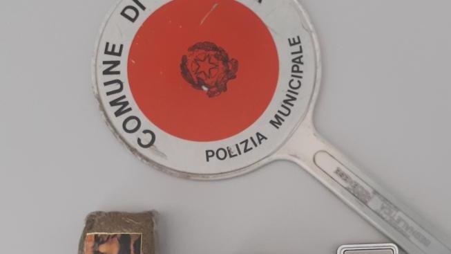 Ritrovato scooter rubato usato da spacciatore: sotto la sella c’è la droga