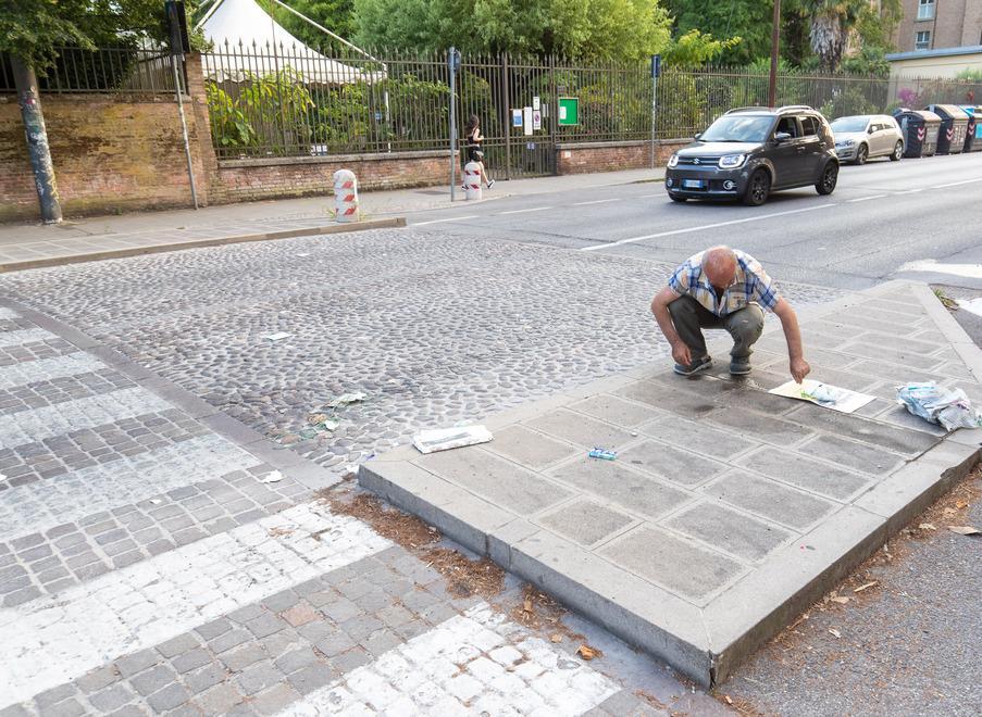 Ottantenne in bici investito da un’auto sull’attraversamento