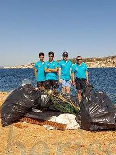 I volontari liberano il mare dai rifiuti 