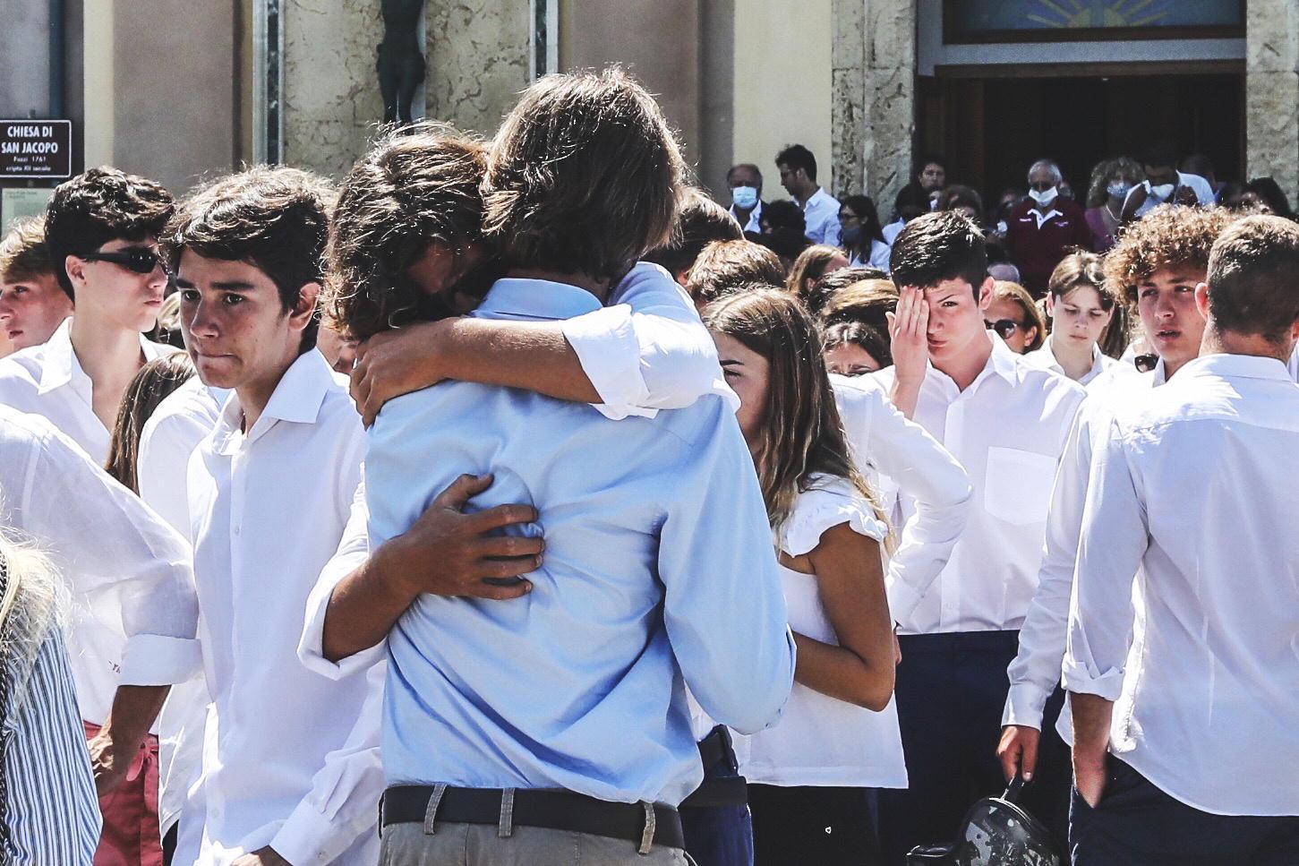 Magliette colorate, rose bianche e silenzio: le tribù di Andrea piangono il loro campione 