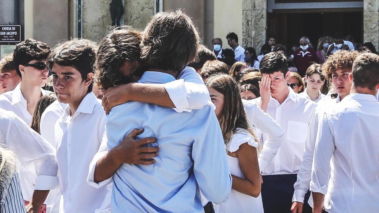 Magliette colorate, rose bianche e silenzio: le tribù di Andrea piangono il loro campione