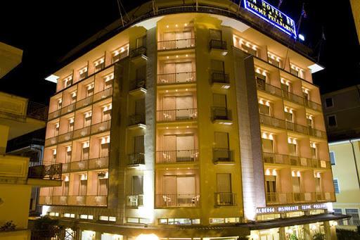 L'hotel Terme Pellegrini in piazza del Popolo a Montecatini