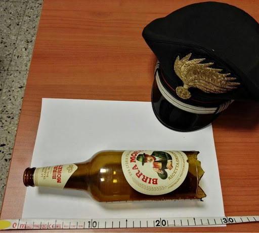 La bottiglia di birra rotta alla base con la quale l'uomo si è avvenato sui carabinieri
