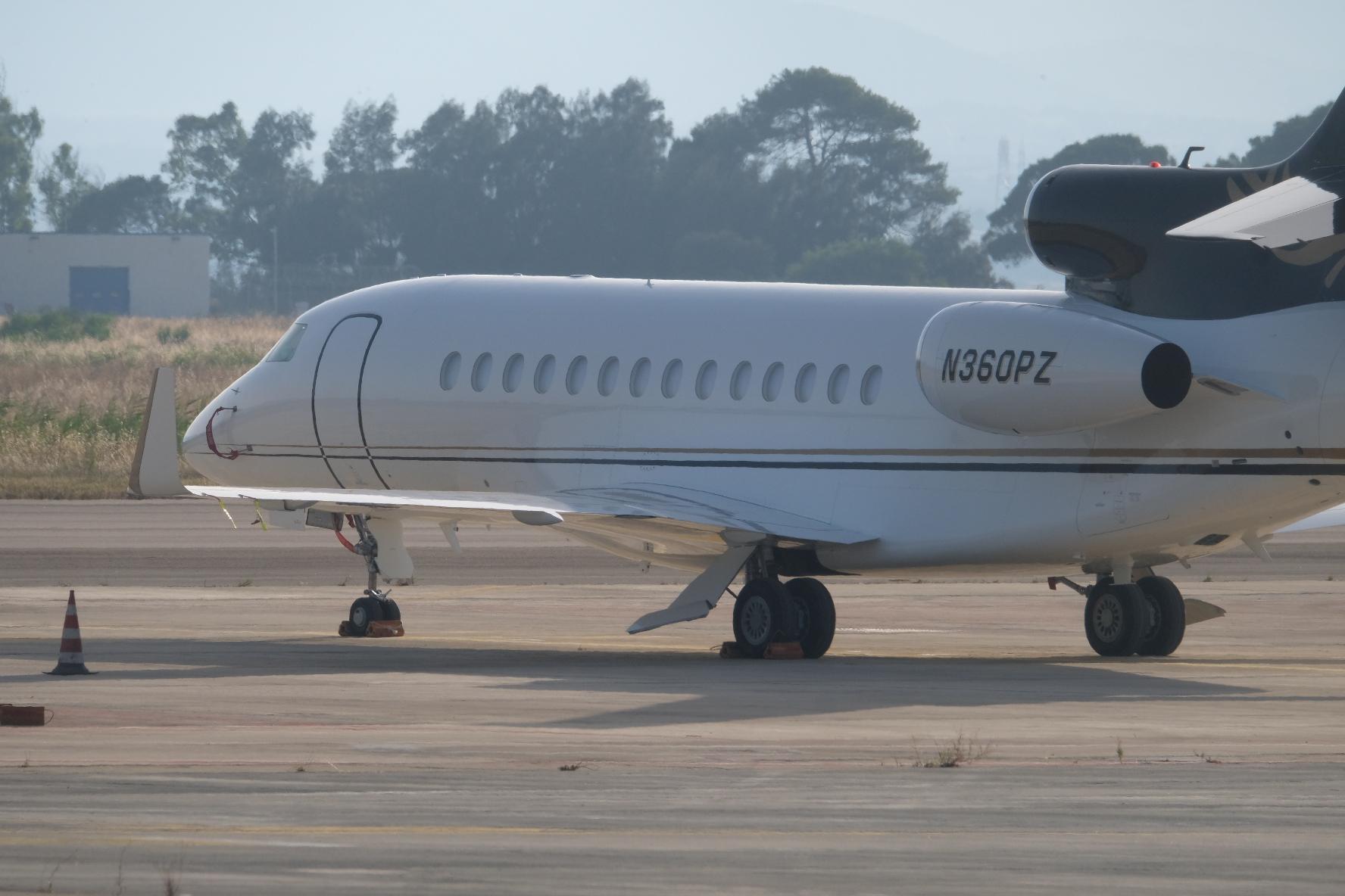 Il jet privato dei turisti americani all'aeroporto di Elmas (foto Mario Rosas)