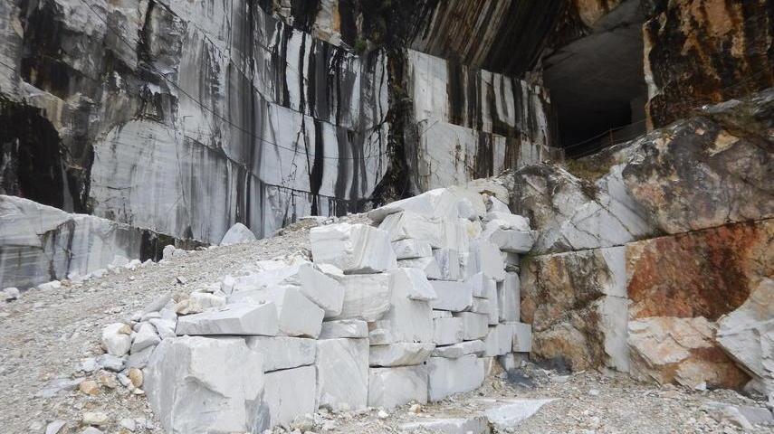 Il Parco delle Apuane: «Lavori in difformità». E sospende le opere in galleria