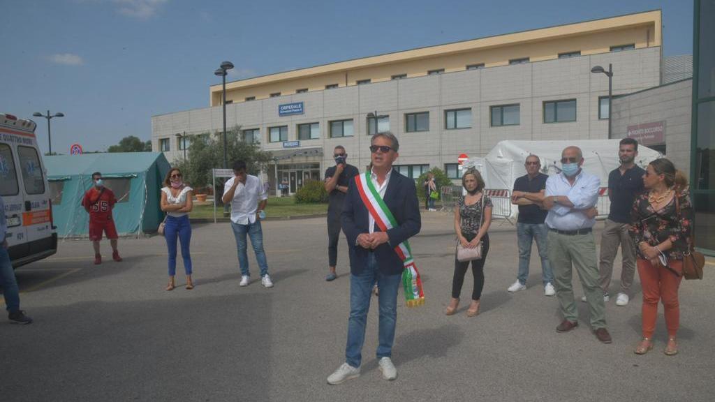 Nizzi davanti all'ospedale di Olbia: "Non accettiamo il trasferimento dei medici ad altre sedi" 