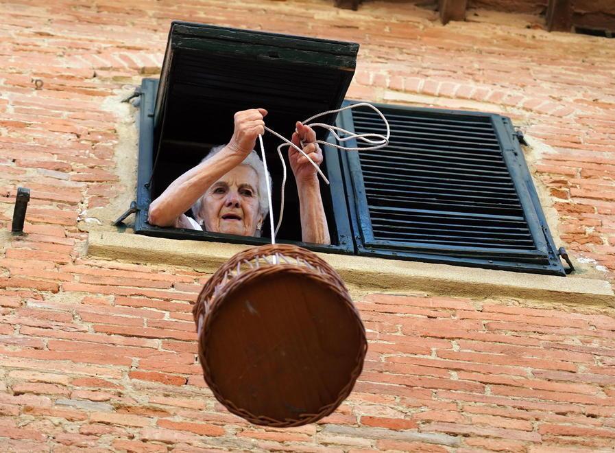 Il cestino, la corda e l’amore di figli e fratello: così Rosa fa la spesa dalla finestra di casa