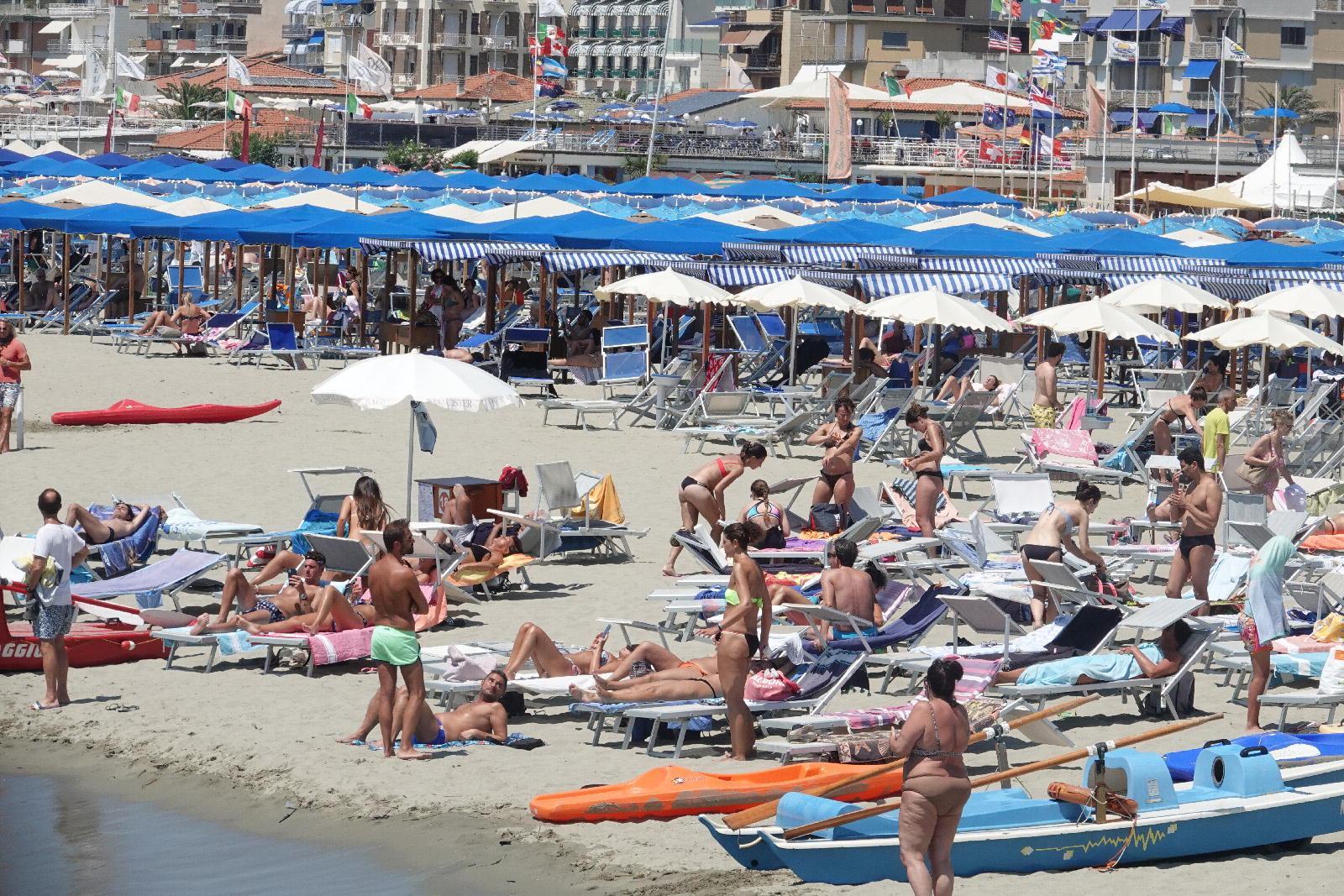 Frontiere chiuse e voli bloccati: senza stranieri turismo a picco in Versilia