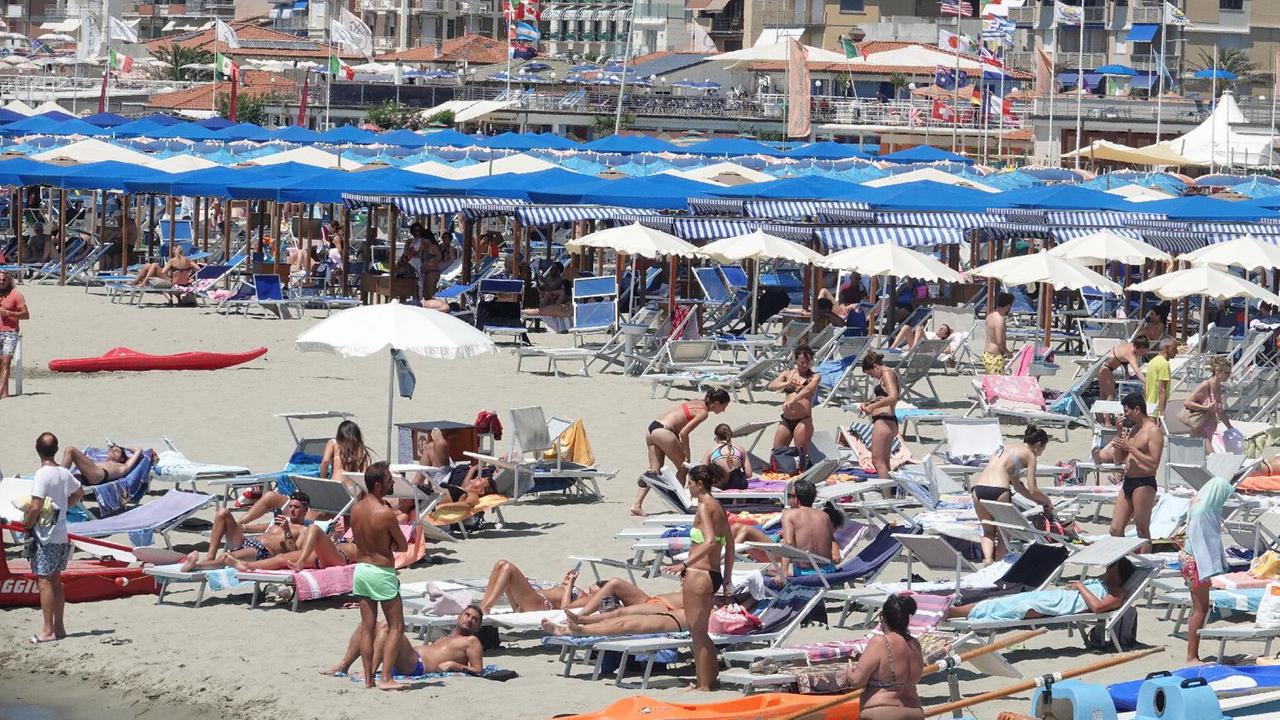 Frontiere chiuse e voli bloccati: senza stranieri turismo a picco in Versilia