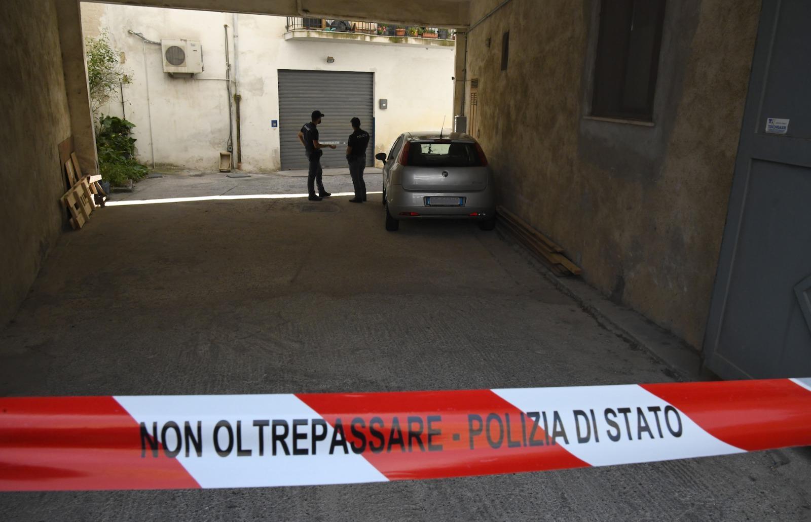 Il cortile nel quale è stato trovato il corpo (foto Massimo Locci)