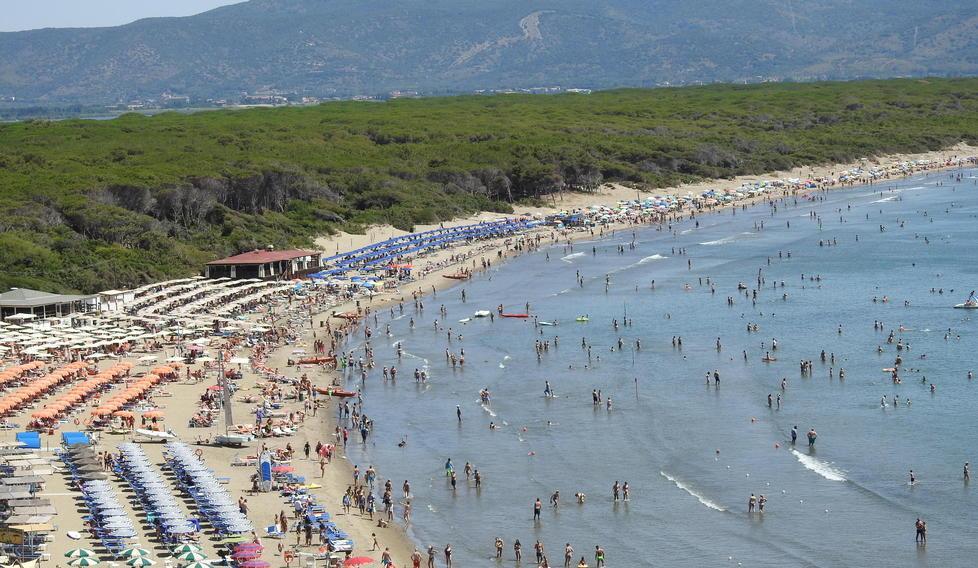 Maremma che sorpresa, la paura da virus lì (quasi) non esiste: vuoto solo 1 ombrellone su 10 