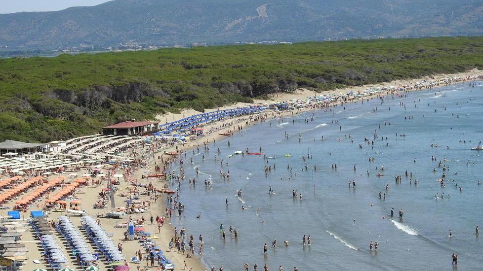Maremma che sorpresa, la paura da virus lì (quasi) non esiste: vuoto solo 1 ombrellone su 10