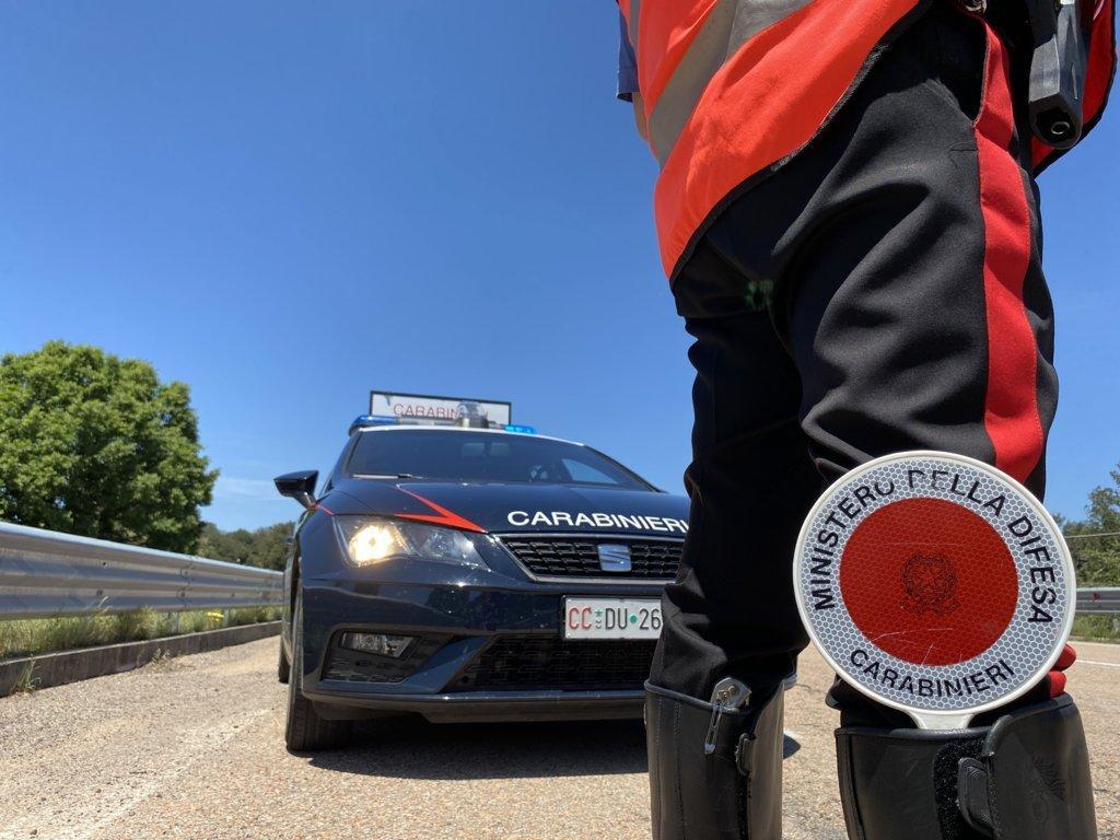 Accoltella il fidanzato al costato dopo un litigio