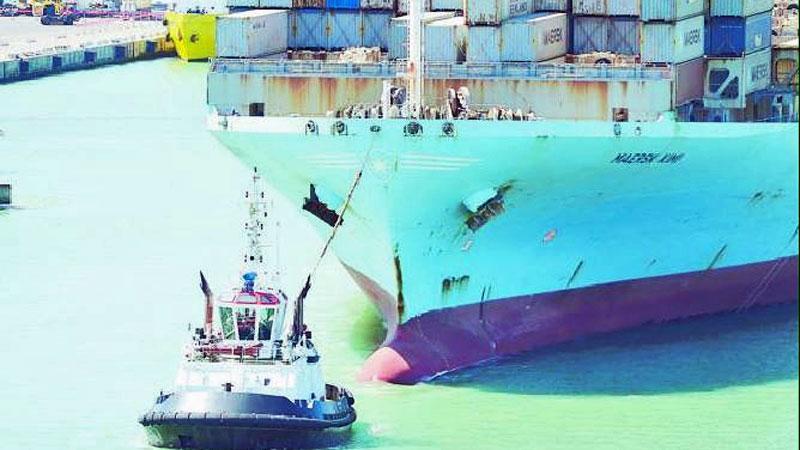 L’ingresso nel porto di Livorno di una nave portacontainer della flotta Maersk lunga 300 metri