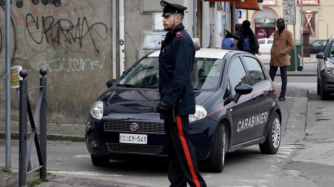 Un carabiniere impegnato nei controlli in piazza Garibaldi
