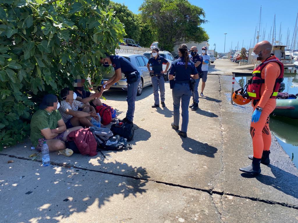 Migranti dopo il loro sbarco nel sud Sardegna (foto mario rosas)