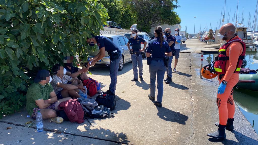 Migranti dopo il loro sbarco nel sud Sardegna (foto mario rosas)