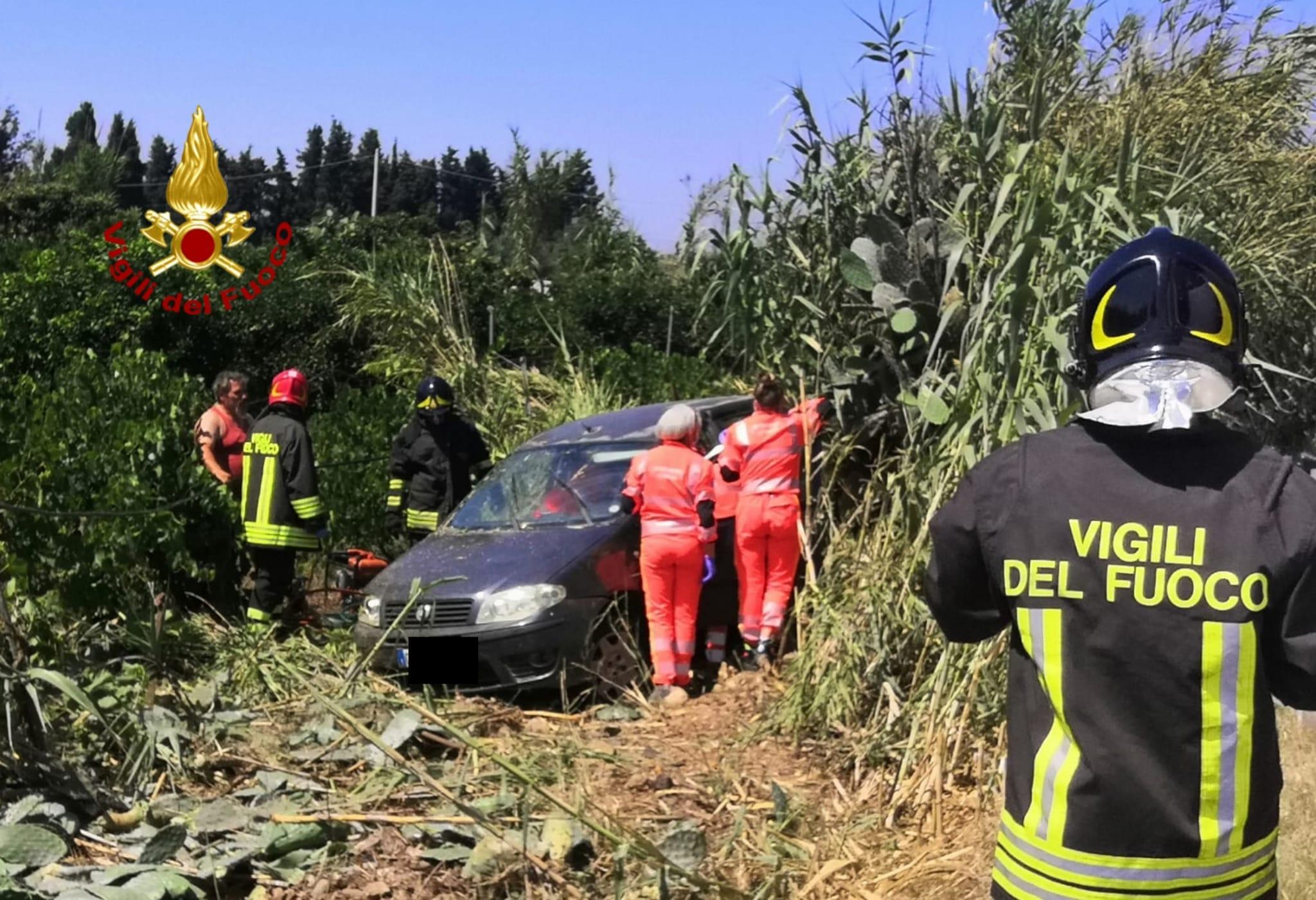 Decimomannu, perde il controllo dell'auto e finisce in un frutteto