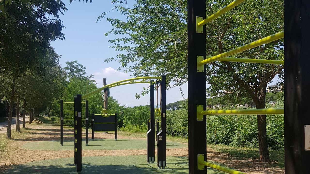 La nuova area fitness tra la pista ciclabile e il Bisenzio