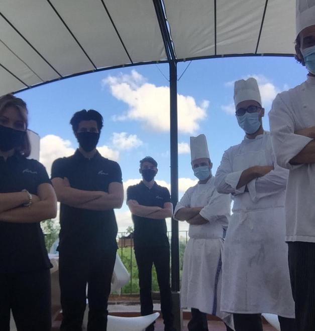 Lo staff dello chef Gilberto Rossi nel ristorante Pepenero di San Miniato