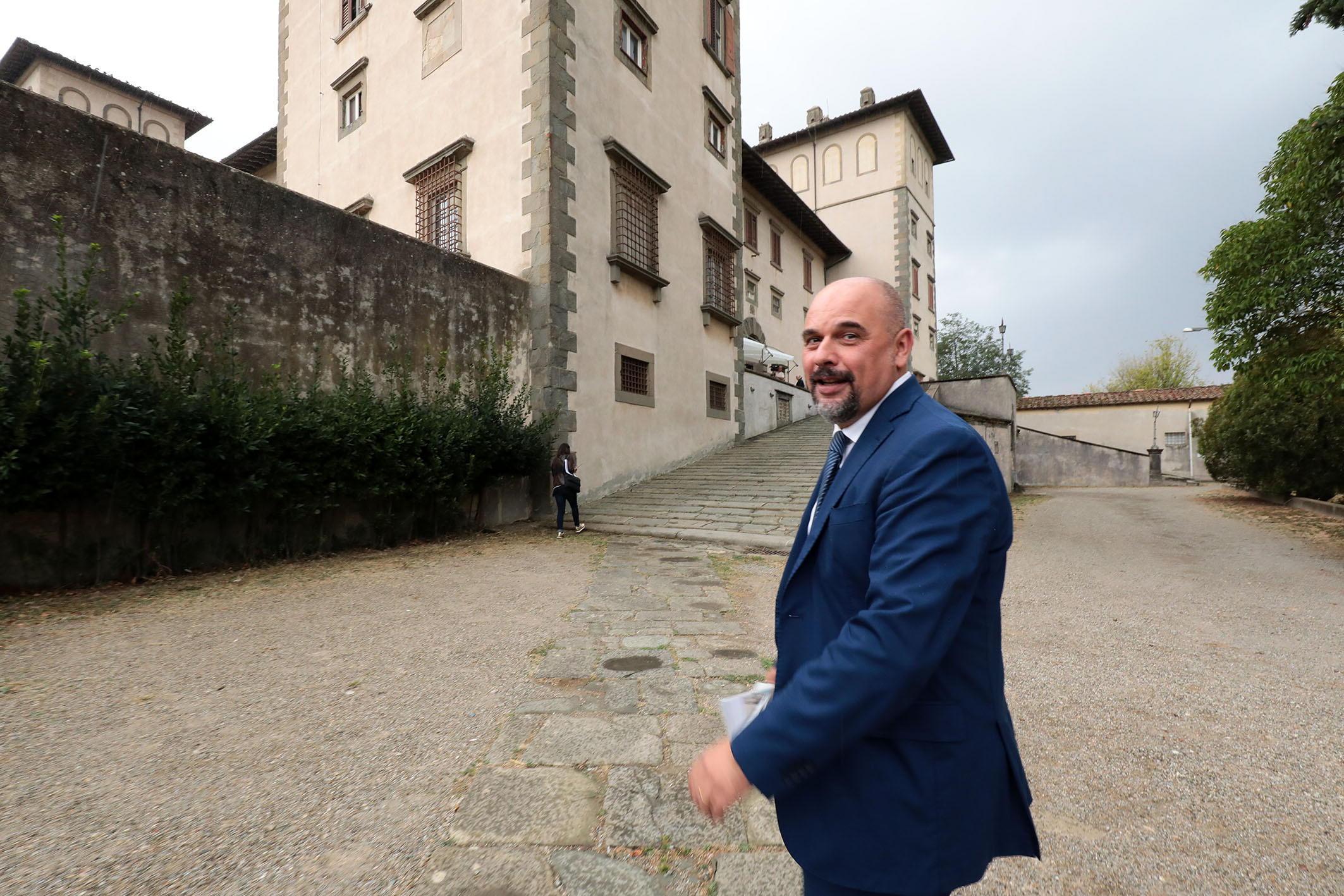 Il sindaco di Montelupo davanti alla villa medicea dell’Ambrogiana (foto Carlo Sestini)