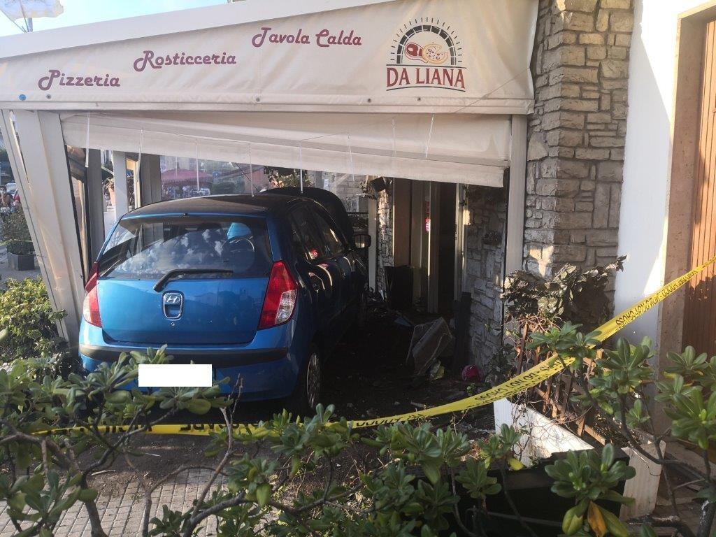 Scontro tra due auto, una finisce tra i tavoli di una pizzeria: cinque feriti - Video
