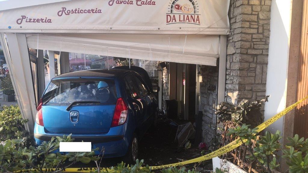 Scontro tra due auto, una finisce tra i tavoli di una pizzeria: cinque feriti - Video