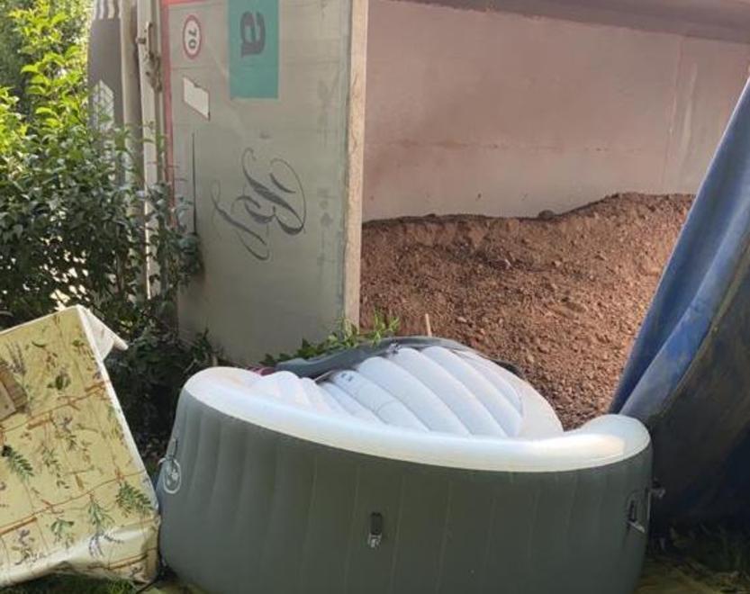 Spilamberto, camion sulla piscina dei bimbi: «La nostra recinzione già sfondata tre volte» 